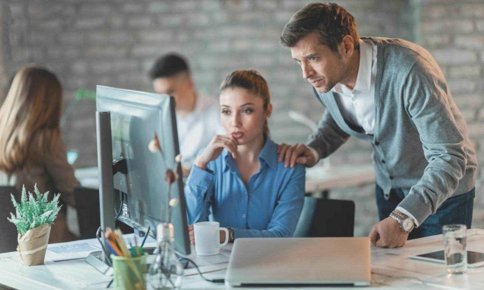 Studenten diskutieren über 3D-Modelle am Computer